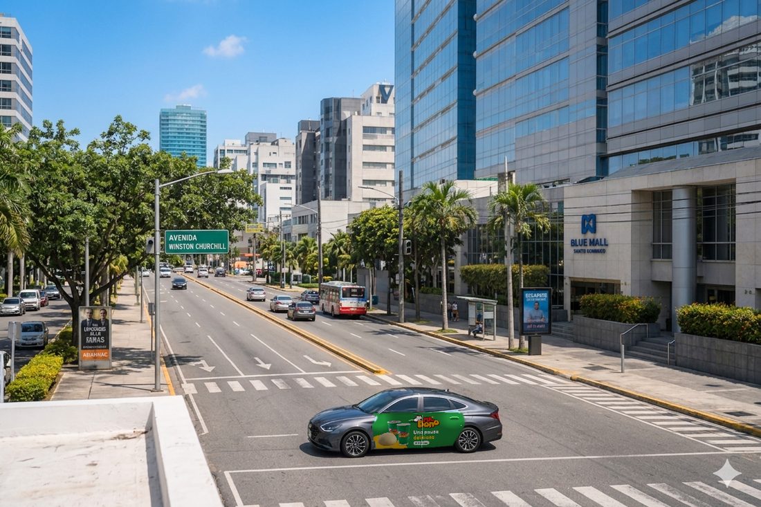 Vehículo rotulado en avenida de Santo Domingo