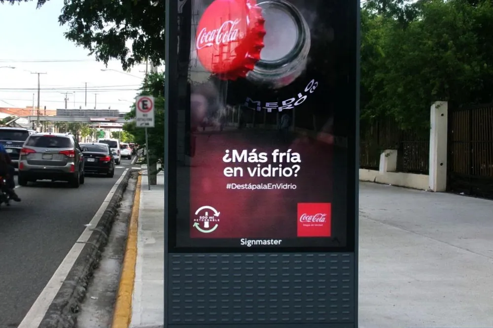Pantallas verticales a nivel de calle